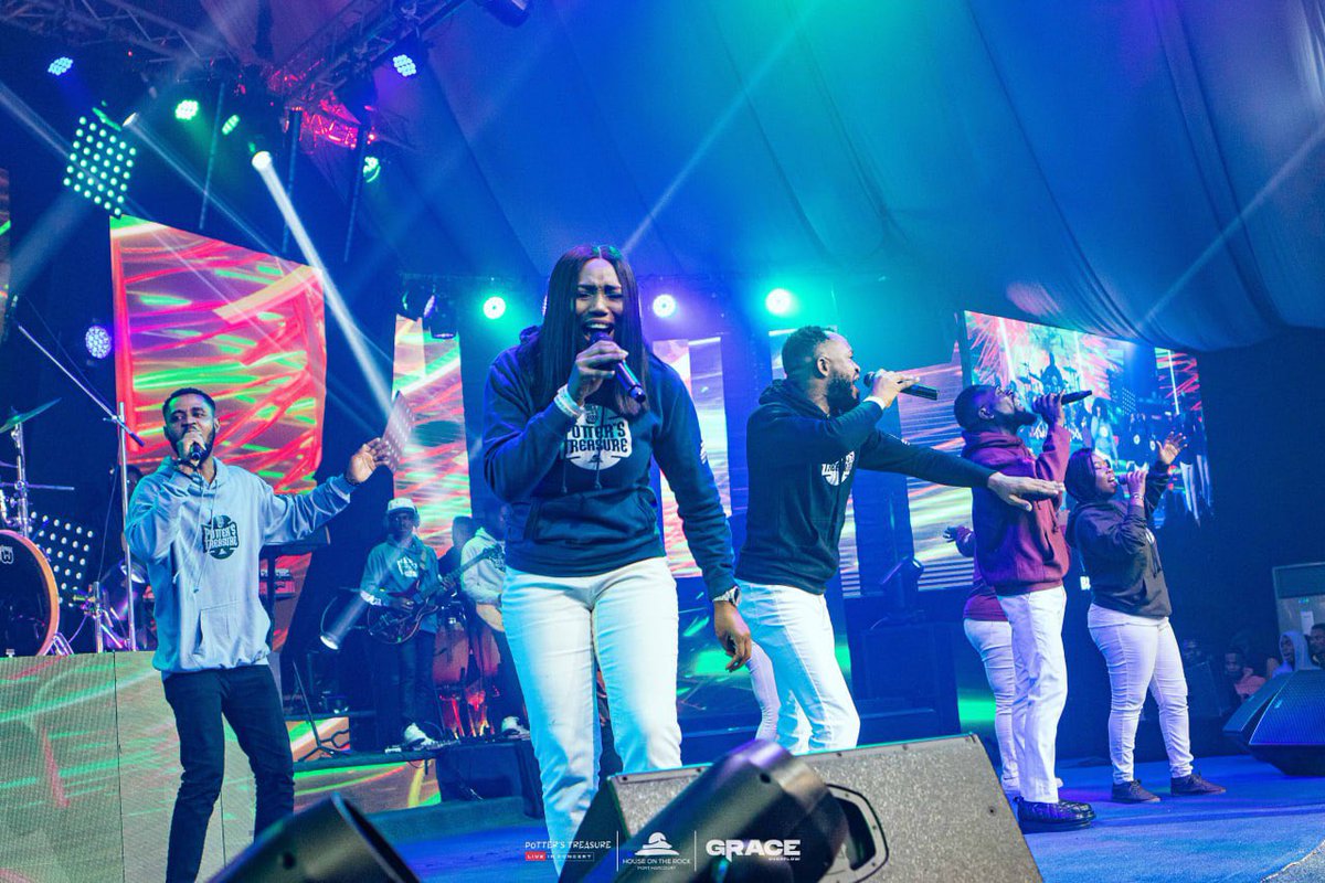 HOTRphc's tweet image. 🎶 There’s only ONE! 
🎶 He is God over my life! 

Singing with enthusiasm, Min. Esther Nzeribe started the Contemporary Praise session during the Grace Overflow Concert, leading us with the song “I will call upon the Lord” by Benita Jones. 

#GraceOverflow
#PottersTreasure