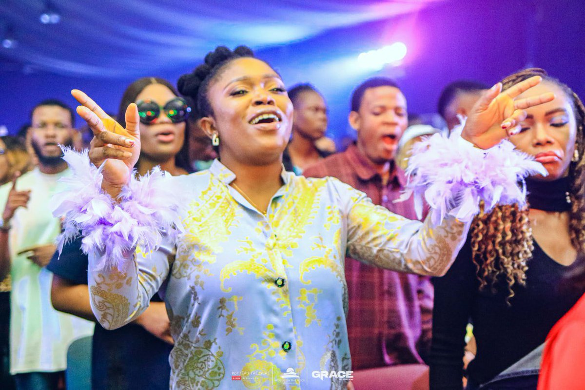 HOTRphc's tweet image. 🎶 There’s only ONE! 
🎶 He is God over my life! 

Singing with enthusiasm, Min. Esther Nzeribe started the Contemporary Praise session during the Grace Overflow Concert, leading us with the song “I will call upon the Lord” by Benita Jones. 

#GraceOverflow
#PottersTreasure