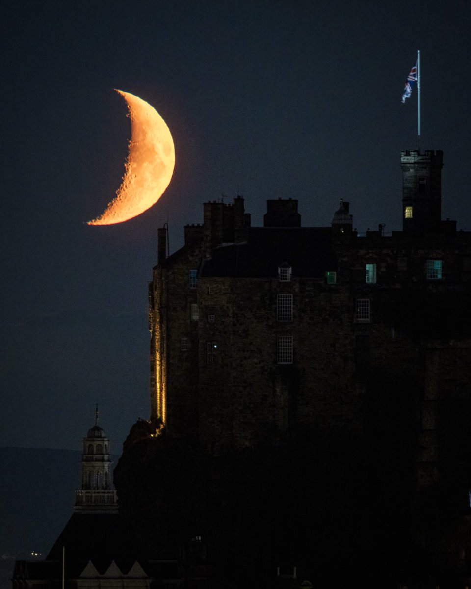 abulleyphoto's tweet image. The moon setting behind @edinburghcastle this evening 🌙 @VisitScotland