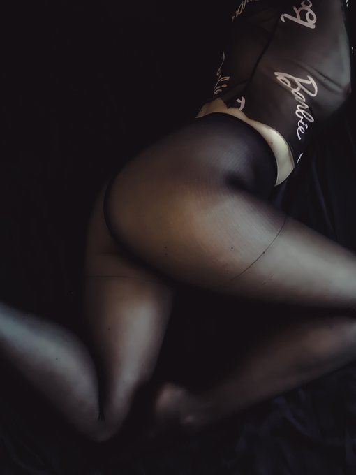 I felt like doing a photo in my #blackpantyhose https://t.co/u3V8FeeetQ<a href="/tag/blackpantyhose"class="tags">#blackpantyhose</a>