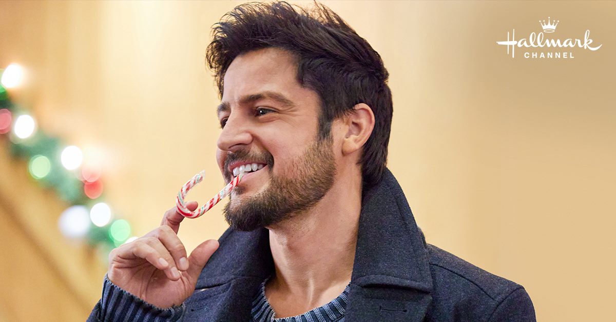 hallmarkchannel's tweet image. Looks like someone has a sweet tooth. 🍬 Who&apos;s ready to see @tyler_hynes in Time for Him to #ComeHomeForChristmas in 30 minutes? #Hynies