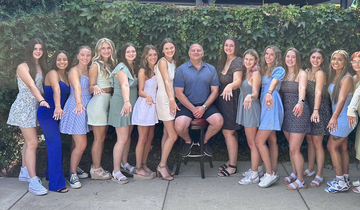 TheMeems27's tweet photo. We celebrated the #EndOfAnEra with our 18U Melrose Park Devils Fastpitch today at Gibson’s! #MyCoachKnowsHowToParty #RingWorthy https://t.co/IGfzZfC5e6
