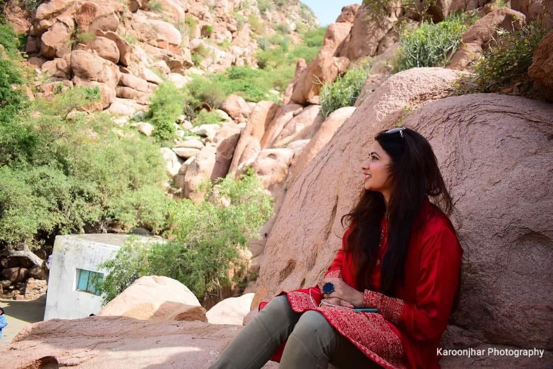 SaherShahRizvi1's tweet photo. مون دنيا گھمي آھي  پر مونکي اھا روحانيت عشق  تعلق, مالڪي آزادي ۽ سڪون ڪٿي ب محسوس ن ٿيو جيڪو ڪارونجھر جي ڪک ۾ روپي جي نقشن  جي کوجنا ڪندي، ھيمو ڪالاڻي جي جرت جي ساراھ ڪندي، ڪڏھن  پنھنجا وار کولي سڄا ڏينھن ڪارونجھر جو پنڌ ڪندي مندرن ۾  مينھن جون منڌون ملھاءيندي مون  محسوس ڪيو.. https://t.co/KWiKZJVNav