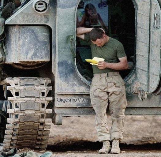Un soldado destinado en Irak recibe una carta de su novia La carta decía lo siguiente: "Querido Alberto. Ya no puedo continuar con esta relación. La distancia que nos separa es demasiado grande. Tengo que admitir que te he sido infiel dos veces desde que te fuiste y creo que ni