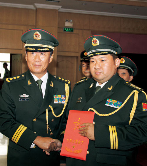 #侃侃袖标 看到这两张照片后吐了一下槽。 图一是陆军,制服要袖标干嘛?而且上将和大校的袖标还一样。 图二... - 冰冷雨天 | Rattibha
