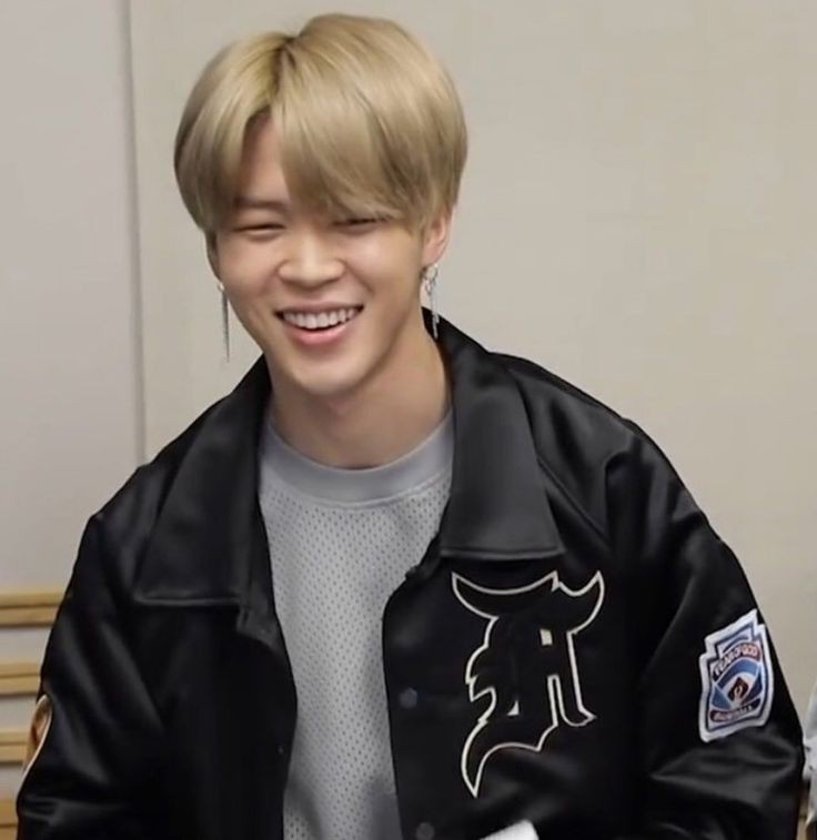 Nazadani23's tweet photo. This man is my comfort.  He deserves the universe and more.  I aspire to be as caring and compassionate as he is.  A true role model 💜

#parkjimin #BTSJIMIN #JIMINJIMIN @bts_bighit https://t.co/JNhHKaATPm