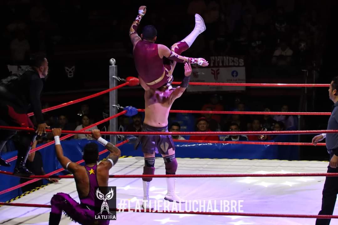 LaTijeraLucha's tweet photo. La espectacularidad y la potencia se enfrentaron para abrir la función de tradicional #ArenaNaucalpan, donde la experiencia de #Centvrion y #MrMike se impuso a la velocidad de #BabyStar y #BillyJones; en lucha que prende a la afición de la #IWRG que viene a vivir lucha libre... https://t.co/0zP9VE6Crl