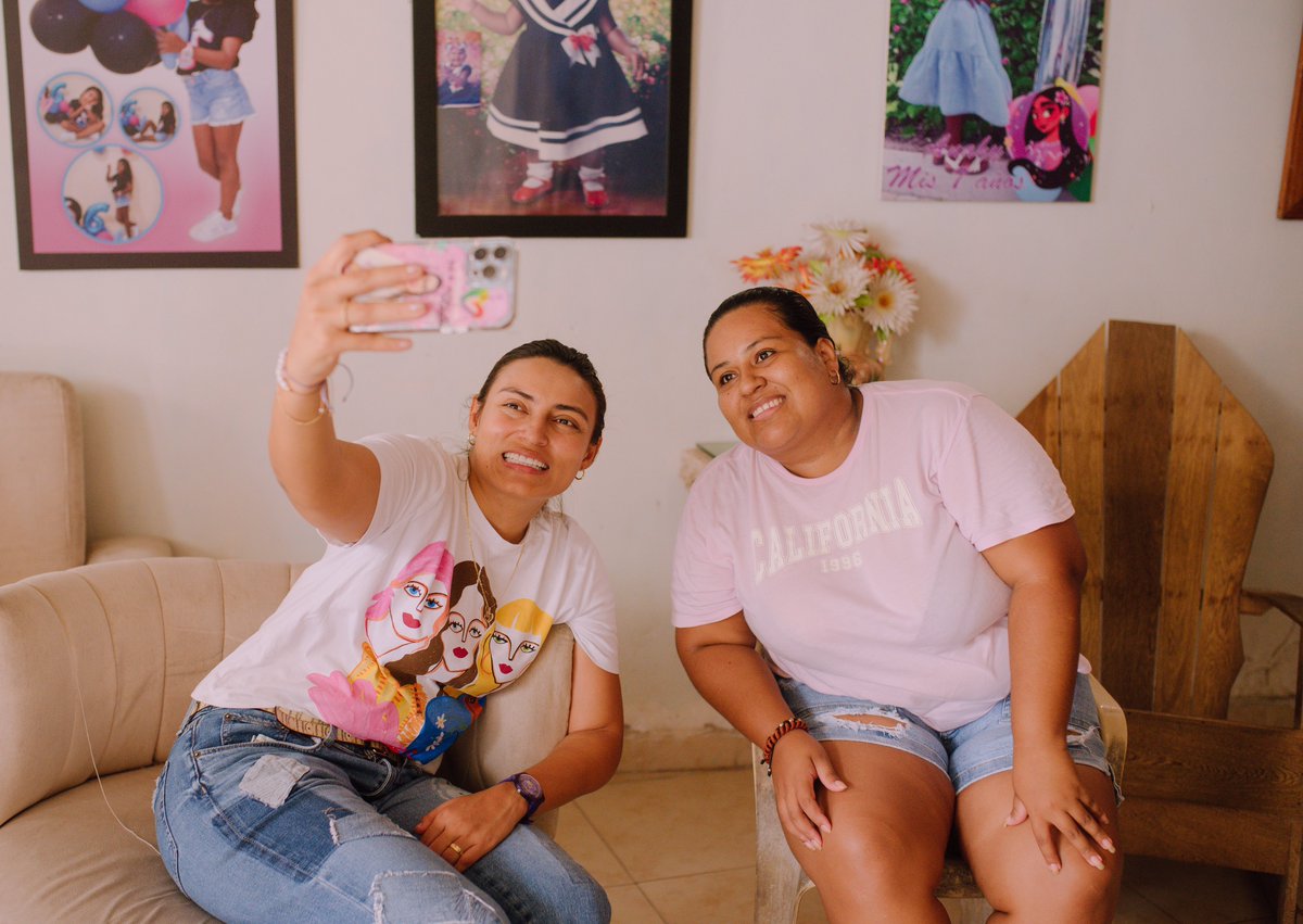 heidybarrera03's tweet photo. Un día lleno de sonrisas y buenos momentos con mis amigos de la localidad Norte Centro Histórico.💜 Gracias porque en cada casa se siente el cariño y la buena energía. Vamos por #MásRealidades mi mancha morada. 💜🫶🏼💜

#heidybarrera #masrealidades #barranquilla #concejaldebarranquilla