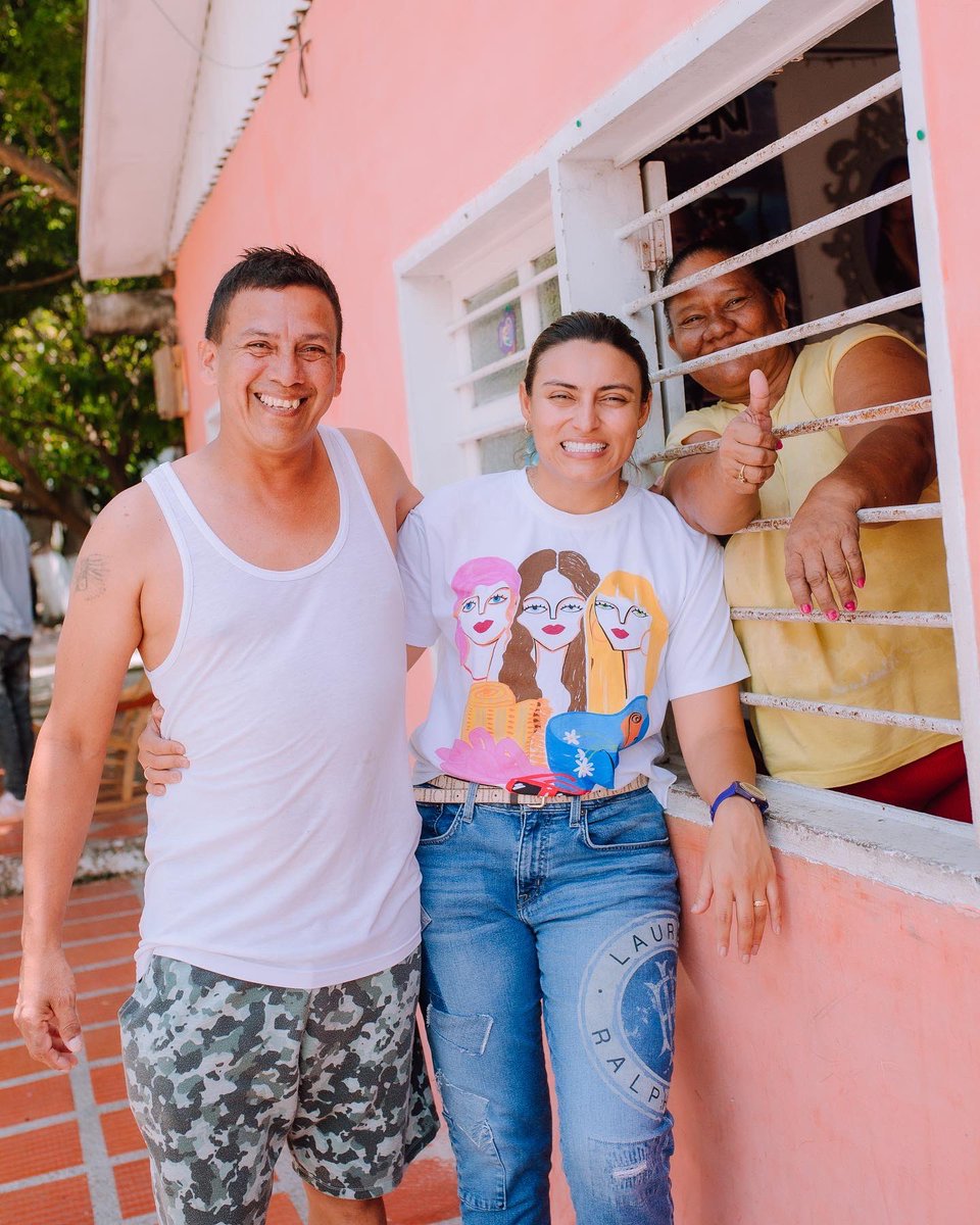 heidybarrera03's tweet photo. Un día lleno de sonrisas y buenos momentos con mis amigos de la localidad Norte Centro Histórico.💜 Gracias porque en cada casa se siente el cariño y la buena energía. Vamos por #MásRealidades mi mancha morada. 💜🫶🏼💜

#heidybarrera #masrealidades #barranquilla #concejaldebarranquilla