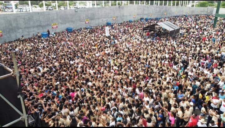 _LaAvanzadora's tweet photo. Un verdadero espectáculo "La Ruta Live del Bachiller", llenos de alegría la juventud del estado Bolívar gozó de su regalo de graduación. 

@NicolasMaduro
@MPPEDUCACION https://t.co/z7AhO8n2w7
