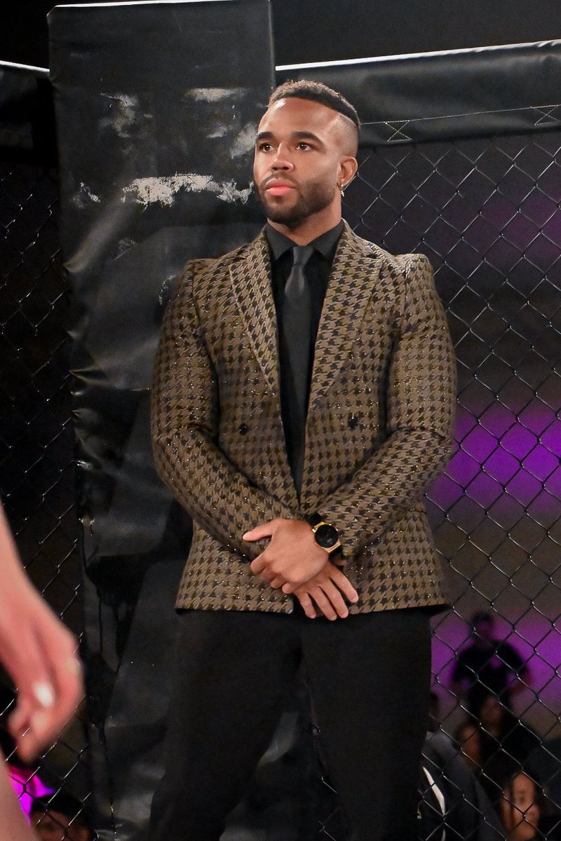 anthonypettisfc's tweet photo. One day we’re going to talk about David Evans being the best dressed PxP on Fight Pass 🏆

@UFCFightPass  @FightingDavidE  @BenTheBaneDavis https://t.co/ZSrPBx6ykv