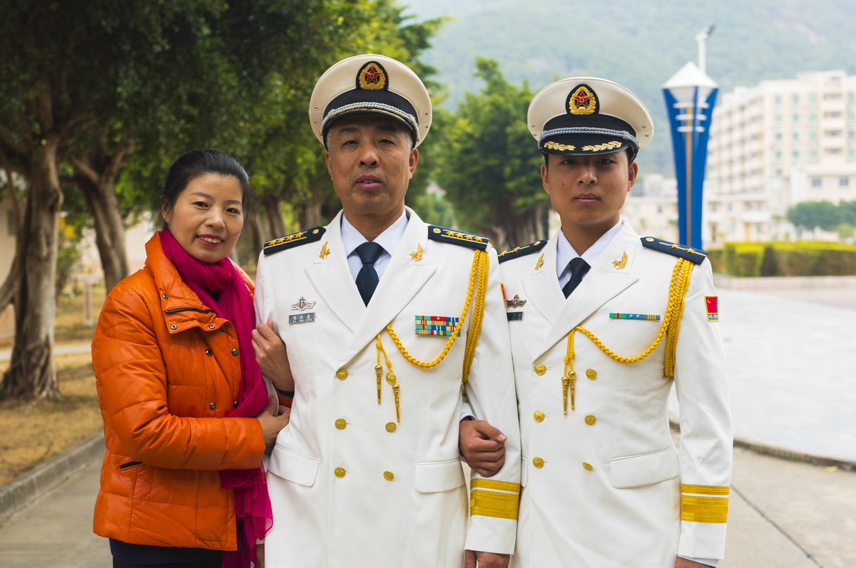 #侃侃袖标 看到这两张照片后吐了一下槽。 图一是陆军,制服要袖标干嘛?而且上将和大校的袖标还一样。 图二... - 冰冷雨天 | Rattibha
