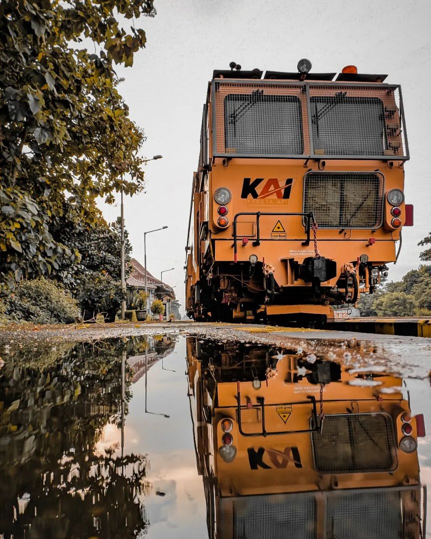 KAI121's tweet photo. Setelah banyak hal yang telah kamu lalui, sudahkah kamu mengambil sedikit waktu? Untuk merenungi, apakah perjalanan hidupmu ke arah yang lebih baik, atau malah sebaliknya?

Selamat pagi, #SahabatKAI

#WonderfulIndonesia 

📸 fanno_railfans (IG) https://t.co/FzhKmnDXqu