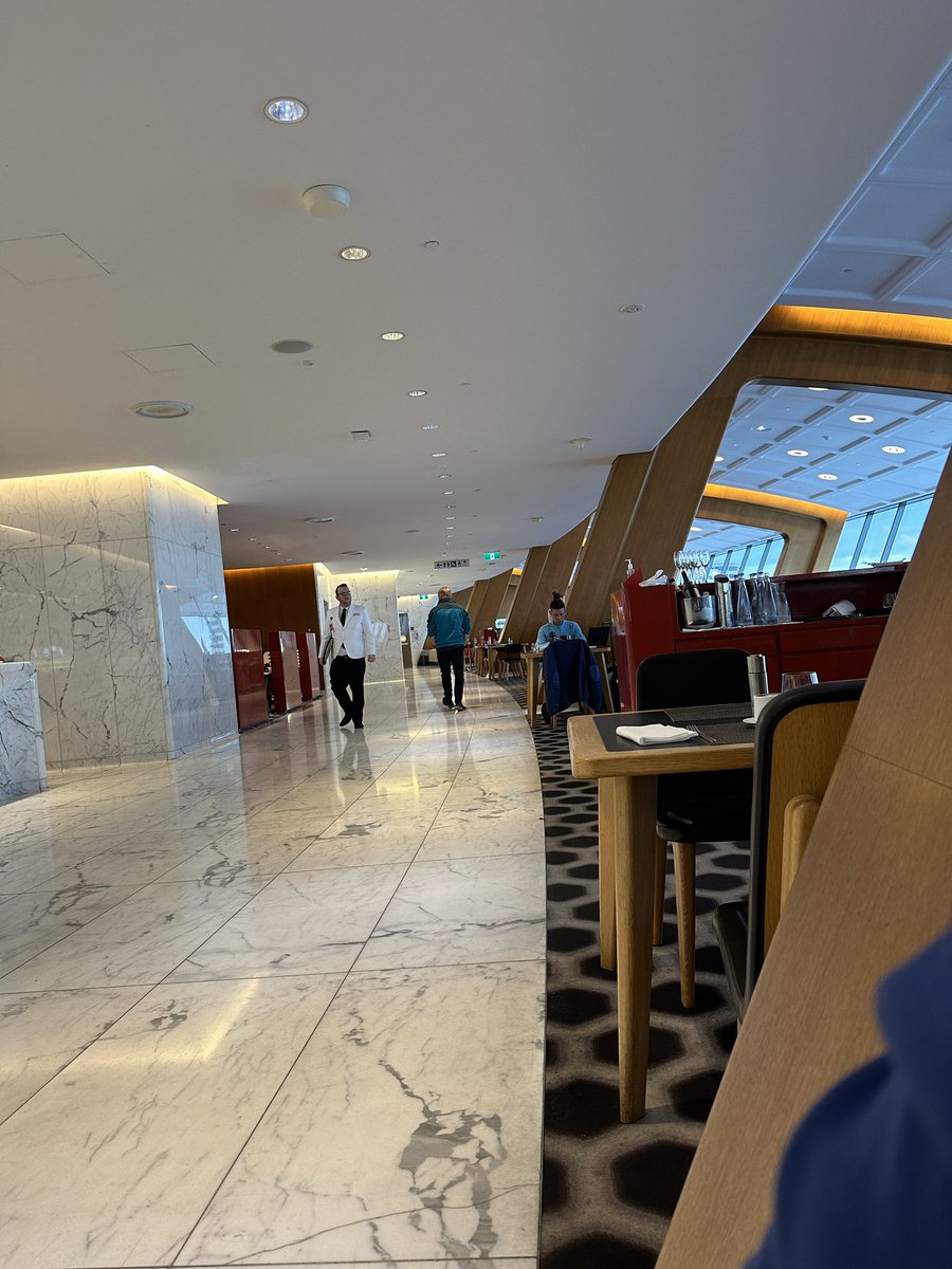 StopLTakeProfit's tweet photo. #qantas
#firstlounge
#work
Work trip overseas for a week… looks like back to travel and fine dining and work trip all over again…
It’s bloody warm in airport, went and took a shower as well 😂
Have a good week on asx punters 🫡🤓 https://t.co/iTuXWAmIuR