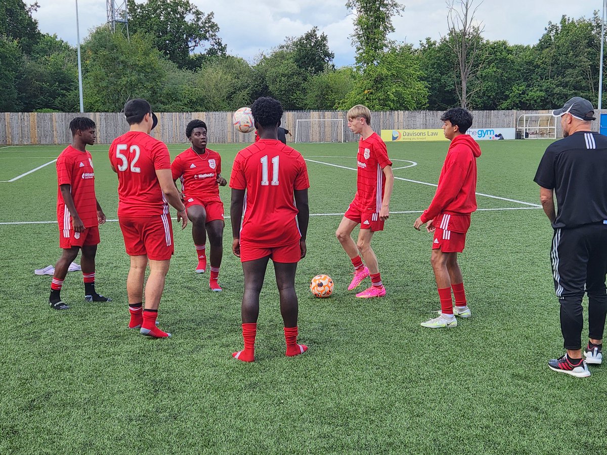 LoganCGage10's tweet photo. Enjoying my time in the UK playing soccer with some great competition!  Today vs Solihull Moors! https://t.co/OVQFOqMbE6