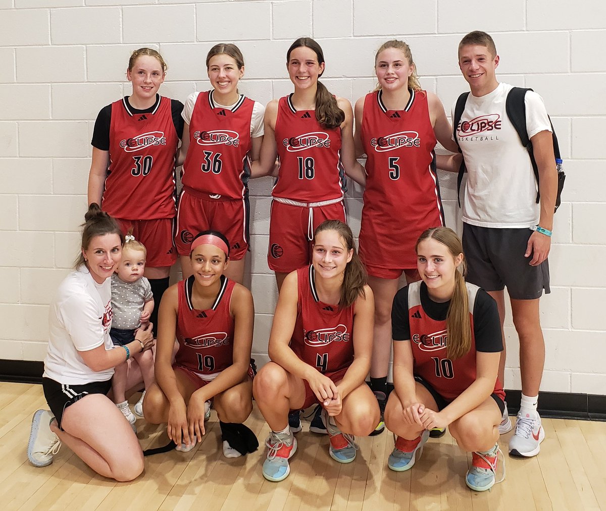 Bay_Sparks_30's tweet photo. Went 4-1 at the @USJN mountain madness, losing the final game to a tough team.... I had an amazing weekend and summer thanks to my @MVEclipseBball fam and my amazing coach @RahnJess ...thanks for a great summer of hoops! 💗🏀 https://t.co/RLmxiwDrjA