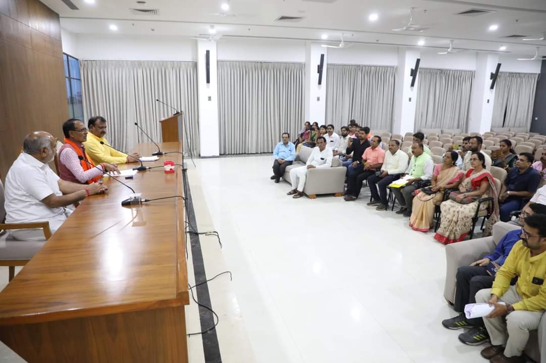 मुख्यमंत्री श्री Shivraj Singh Chouhan से आज निवास कार्यालय समत्व भवन में संविदा कर्मचारियों के प्रतिनिधिमंडल ने भेंटकर संविदा कर्मचारियों के कल्याण के लिए लागू की गई सेवा शर्तों के लिए आभार व्यक्त किया।  
<a href="/ChouhanShivraj/">Shivraj Singh Chouhan</a> 
<a href="/ChouhanShivraj/">Shivraj Singh Chouhan</a> 
<a href="/CMMadhyaPradesh/">Chief Minister, MP</a>