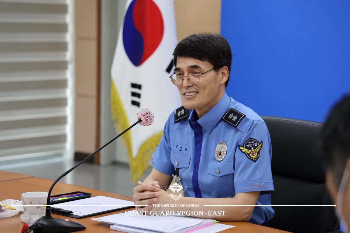 김성종 동해지방해양경찰청장은 18일 계장급 소통간담회를 가졌습니다. 이 날 간담회에서는 전반기 업무들을 돌아보고 애로사항 및 건의사항 등을 청취했는데요. 다양한 방법으로 소통하며 임무를 수행하는 동해해경청의 모습을 기대해주세요! #해양경찰 #동해지방해양경찰청 #동해해경청 #해경 #소통