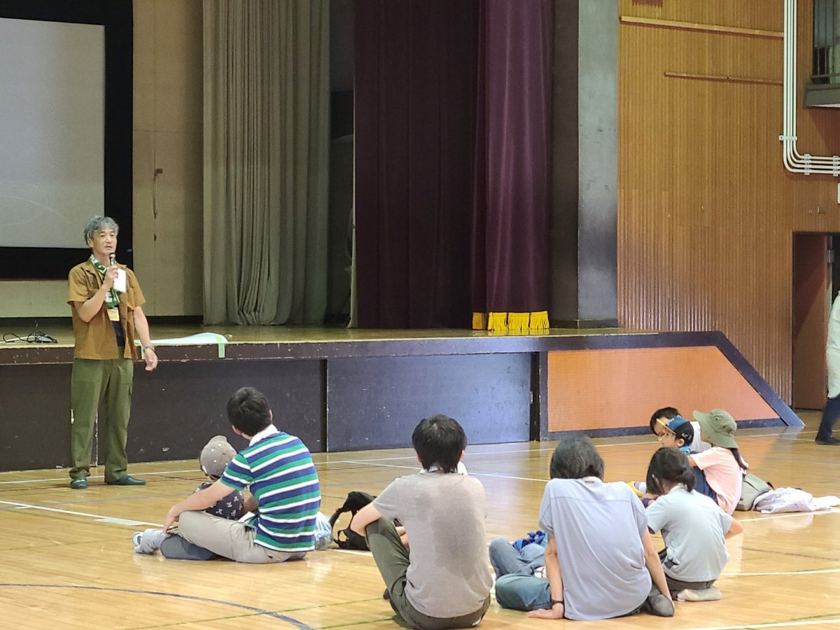 agu_volunteer's tweet photo. 小平第二小学校で行われた防災キャンプにて @AoyamaMoshimo メンバーが防災謎解きクイズを披露してきました！
この防災キャンプは在校生や近隣住民が参加でき、コロナ禍の2年間を除いて毎年実施してきたそうです。

未就学児もいるなか、家族で力を合わせてすべての謎を解くことが出来ました🎆 https://t.co/3uvNmDDsqn
