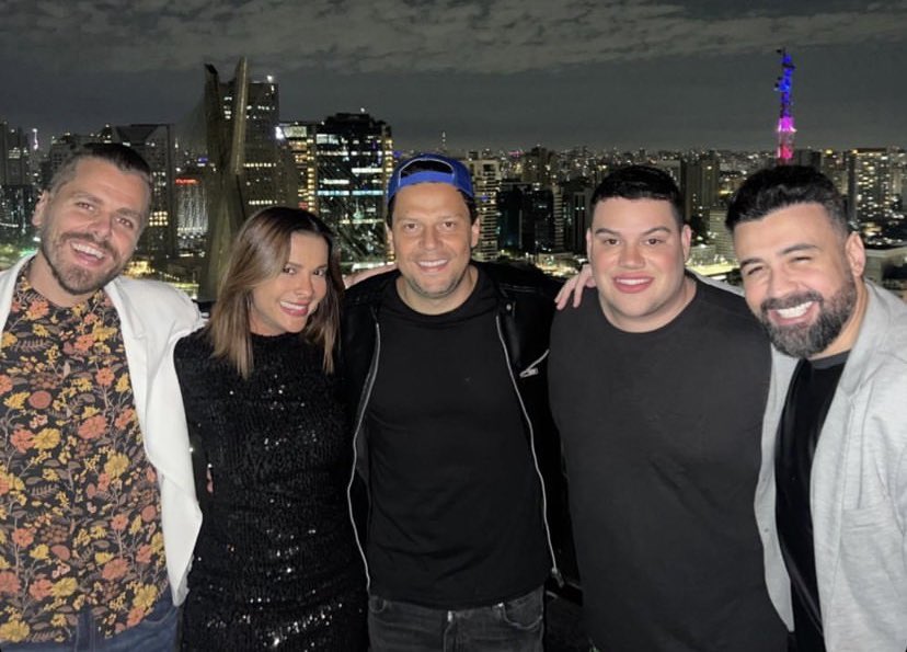 Erick Ricarte 🐻 (@erickricarte) on Twitter photo Mesmo não sendo Improvável eu estava no jantar com eles. Amigos que ganhei da Grande Conquista p vida. @otokofala <a href="/Gyselle_Soares/">Gyselle Soares 💋</a> <a href="/euthiagoservo/">Thiago Servo 🦛</a> <a href="/TalamoBruno/">Bruno Tálamo 🎙️</a> ❤️🍬 Mesmo não sendo Improvável eu estava no jantar com eles. Amigos que ganhei da Grande Conquista p vida. @otokofala <a href="/Gyselle_Soares/">Gyselle Soares 💋</a> <a href="/euthiagoservo/">Thiago Servo 🦛</a> <a href="/TalamoBruno/">Bruno Tálamo 🎙️</a> ❤️🍬