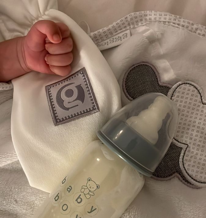 ⠀
⠀⠀⠀⠀"ม้ำ ๆ" เหลือบเห็นขวดนมวางอยู่ไม่ไกลจากตนเอง  พลิกตัวนอนตะแคง แลพยายามคว้าเอามาให้ได้ . .

⠀⠀⠀⠀"อู" เมื่อหยิบได้แล้วจึงนำเข้าปากทันที ทว่ากลับไม่ได้ลิ้มรสชาติของนมนี่สิ💢สัมผัสแข็ง ๆ ที่ครอบบนจุกนมนี่มันอะไร

( โควท/เมนชั่น✔️ )