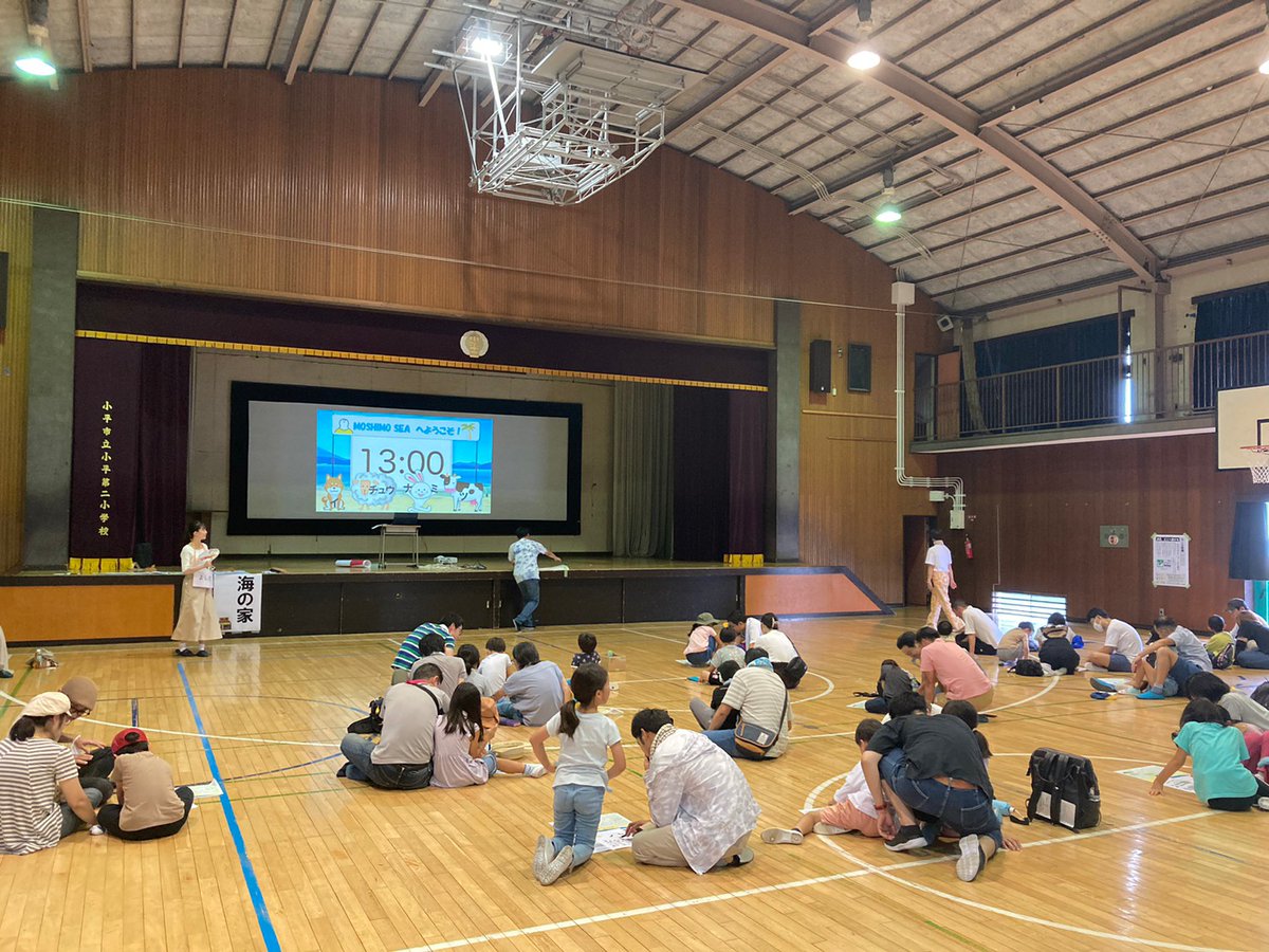 agu_volunteer's tweet photo. 小平第二小学校で行われた防災キャンプにて @AoyamaMoshimo メンバーが防災謎解きクイズを披露してきました！
この防災キャンプは在校生や近隣住民が参加でき、コロナ禍の2年間を除いて毎年実施してきたそうです。

未就学児もいるなか、家族で力を合わせてすべての謎を解くことが出来ました🎆 https://t.co/3uvNmDDsqn