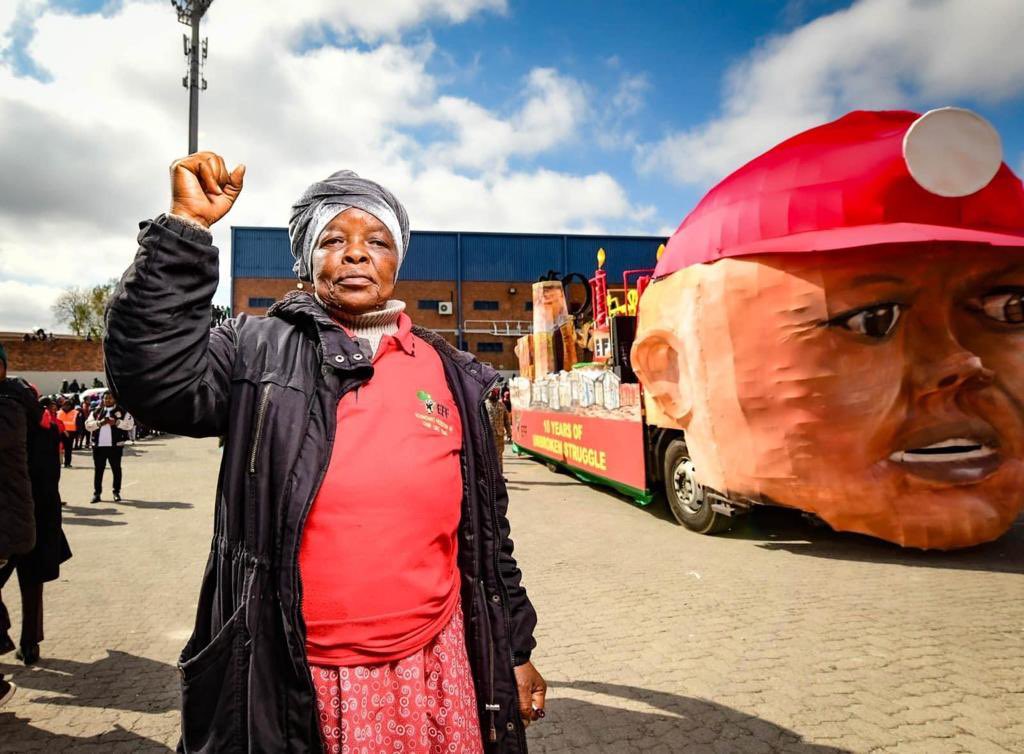 EFFward111's tweet photo. Fighter Gogo Sinah of Ward 111 at EFF carnival walk! #EFFTurrns10 #EFFCarnival https://t.co/3FKPqjPkLN