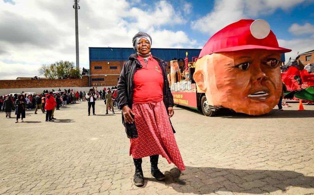 EFFward111's tweet photo. Fighter Gogo Sinah of Ward 111 at EFF carnival walk! #EFFTurrns10 #EFFCarnival https://t.co/3FKPqjPkLN