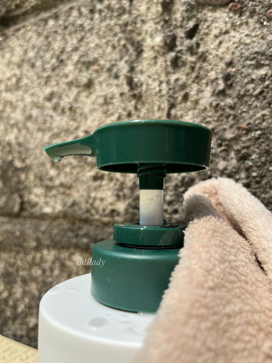 punya jerawat punggung tuh ga kalah bikin stress. udah ga pede, ga bisa kelamaan rebahan, mandi pun kudu hati2 soalnya takut ga sengaja pecah dan malah makin parah. belom lagi kalo ngebekas😭😭

tapi semua teratasi sejak rutin mandi sama BOJO🤭

#racunnyadila