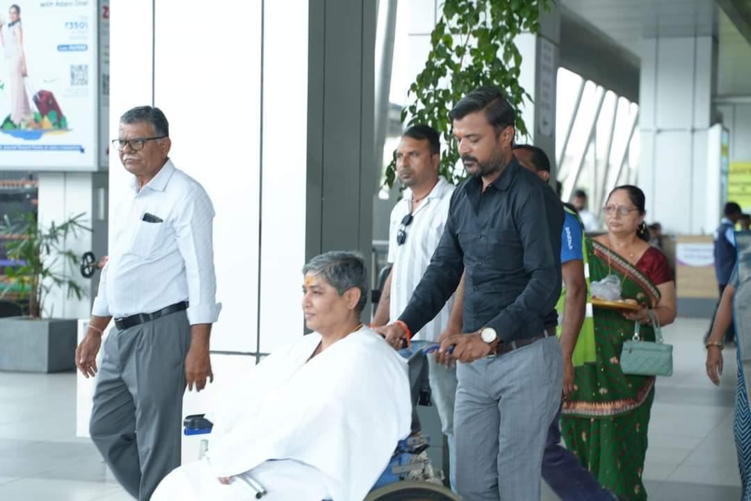 devdiwvedi79's tweet photo. संत मिलन को जाइये, तज माया अभिमान। ज्यों ज्यों पग आगे धरे कोटि यज्ञ समान।।

परम पुजनीय भारती दीदी से आशिर्वाद प्राप्त किया RGI समूह के प्रमुख बड़े भाई @SureshPatelJi 🚩🙏🙏 
जय द्वारकाधीश 🙏
#Ahmedabad
#तृतीय_सोमवार https://t.co/drjGiZFufV