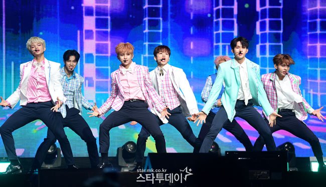 myreyster's tweet photo. 호라이즌 강렬한 데뷔무대🔥

SIX7EEN SONG OF THE YEAR
#HORI7ON_GLOBAL_ROOKIE
#HORI7ON_SIX7EEN_OUT_NOW
#HORI7ON #호라이즌 https://t.co/5fyowtUPTg