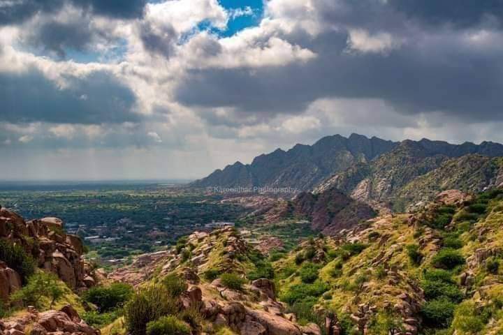 سڀئي   مور  مَري   ويندا  ٿر   سُڏڪي   روئيندو،
جيڪر مون کان منھنجو ڪارونجهر کسيو ويندو!

- احمد شاڪر
#SaveKaroonjhar