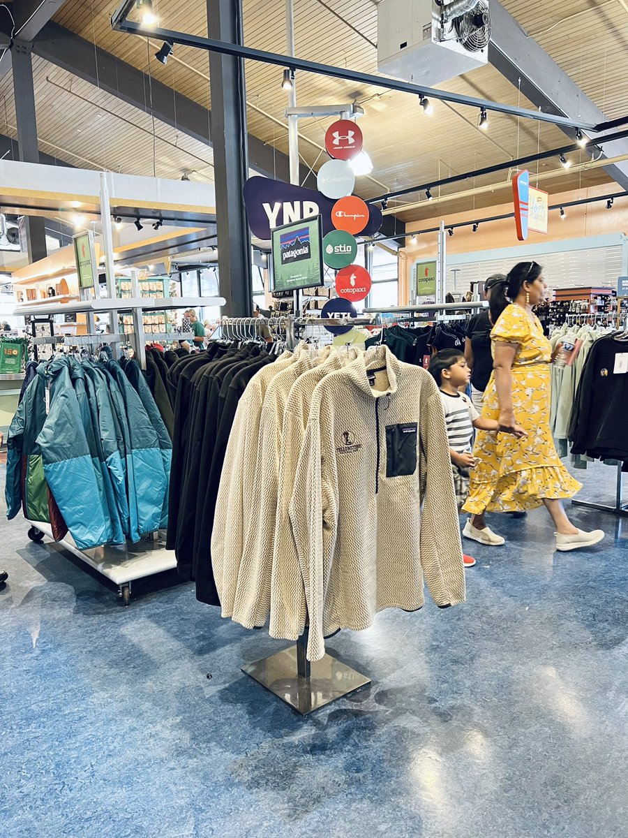 tommyjan15's tweet photo. いろんなブランドからイエローストーン限定アイテムが出ていて、アウトドア好きにはたまらないやつ。 https://t.co/p08ApHpAPj
