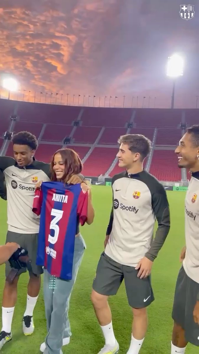 RT @AnittaPress: FC Barcelona gifted Anitta with her own jersey today.  https://t.co/MLcxzDB3n3