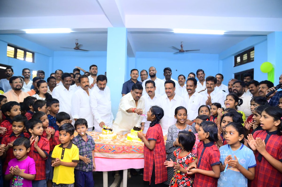 Shiva81068083's tweet photo. @KTRBRS రామన్న గారి జన్మదినం పురస్కరించుకొని వారి పిలుపుమేరకు.. అమీన్పూర్ లోని మహిమ మినిస్ట్రీస్ అనాధ ఆశ్రమాన్ని దత్తత తీసుకుంటున్నట్లు @GMRMLAPTC గారు తెలిపారు. అనాధ శరణాలయంలో అనాధ పిల్లల మధ్య @KTRBRS గారి జన్మదిన వేడుకలు నిర్వహించారు. 
#HappyBirthdayKTR 
#Giftasmile 
@BTR_KTR https://t.co/J6vIOPPDlC