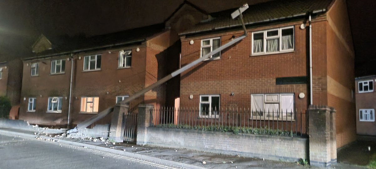 DerbyshireRPU's tweet photo. Woodville. Not satisfied with destroying this lamp post and all the carnage that goes with it and then leaving the scene, the driver then assaults the police that arrived to sort it out!
Driver currently in the cells.
Enquiries ongoing.
Well earned rest days incoming for #Grp1. https://t.co/g28EWcnLmN