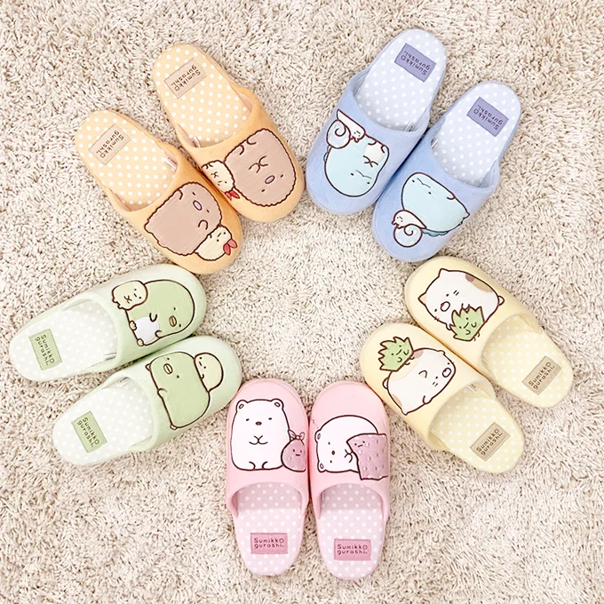 みにっコたちと寝転ぶすみっコたちがかわいい おおきなアップリケが特徴の、すみっコぐらしのスリッパが登場  詳しくはこちら▷