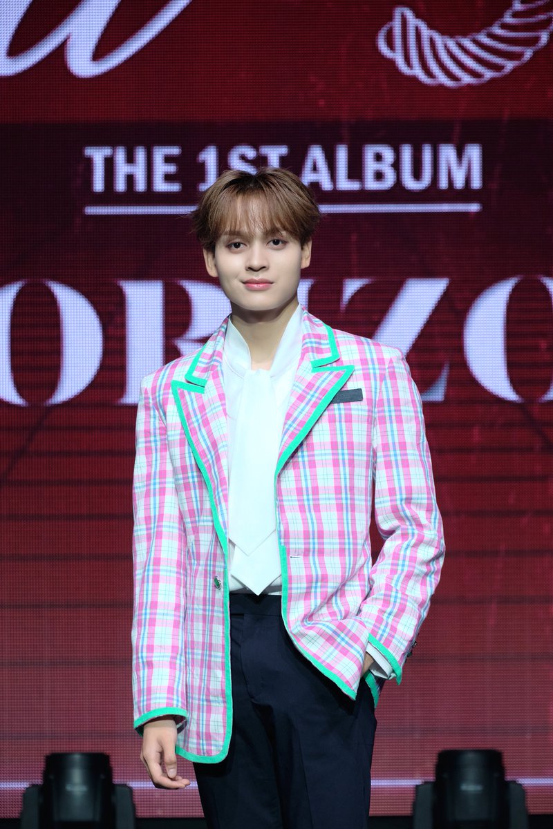 Kpop_Herald's tweet image. [Showcase] Sharing individual pics of @HORI7ONofficial's Reyster today! #HORI7ON #HORI7ON_REYSTER #SIX7EEN #호라이즌