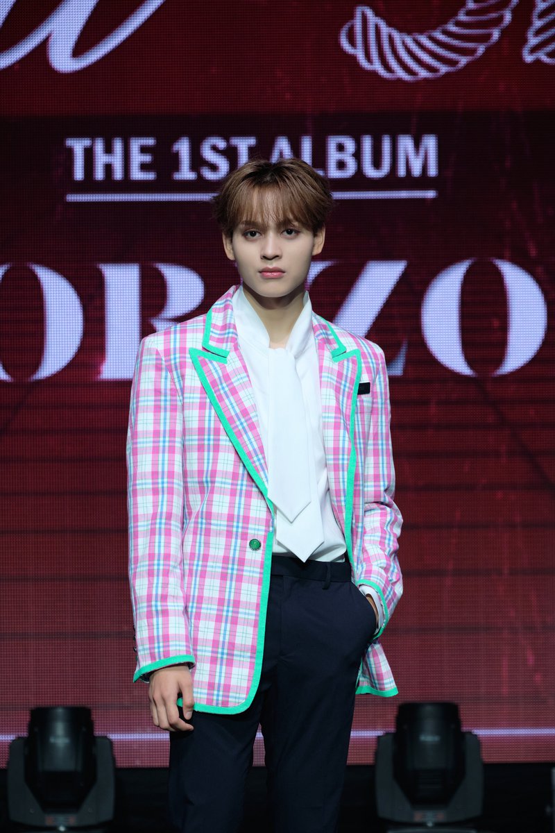 Kpop_Herald's tweet image. [Showcase] Sharing individual pics of @HORI7ONofficial's Reyster today! #HORI7ON #HORI7ON_REYSTER #SIX7EEN #호라이즌