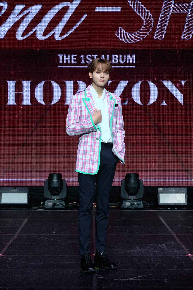 Kpop_Herald's tweet image. [Showcase] Sharing individual pics of @HORI7ONofficial's Reyster today! #HORI7ON #HORI7ON_REYSTER #SIX7EEN #호라이즌