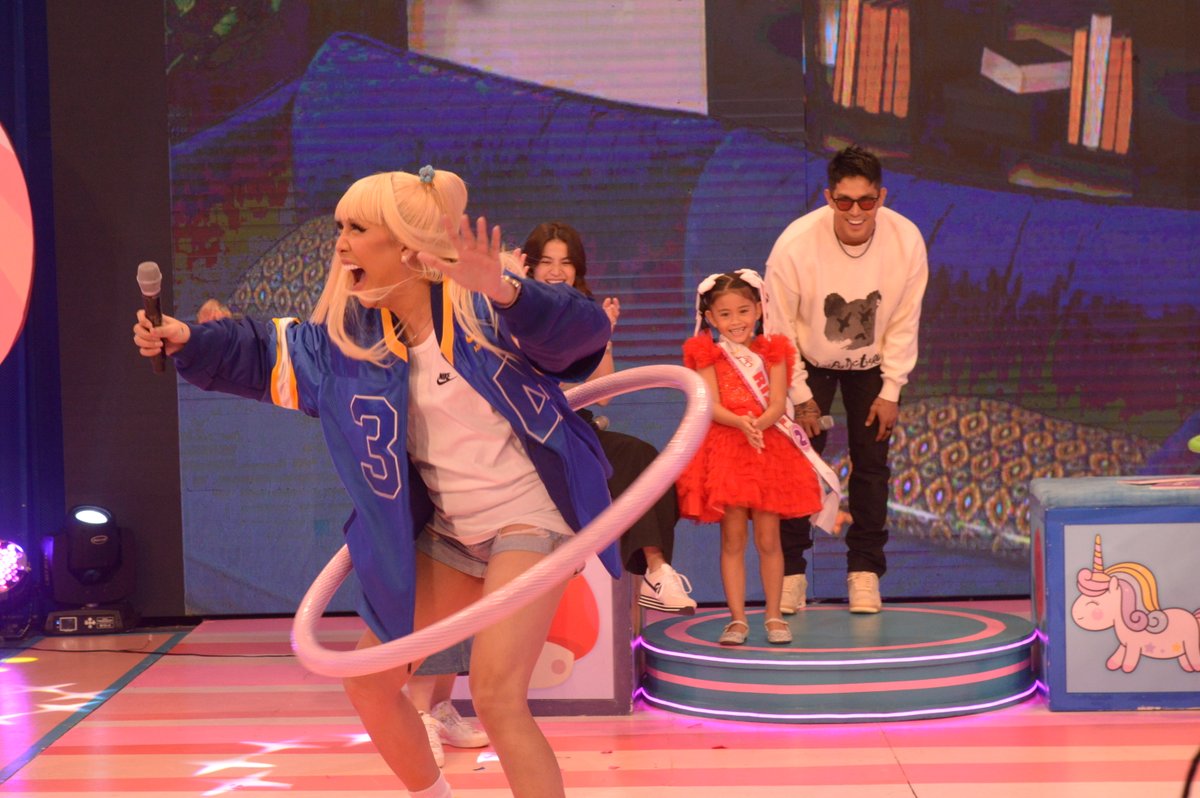 itsShowtimeNa's tweet image. 🍭Level up #MiniMsUDanceChallenge ni Meme! #GalaSaShowtime

Subscribe, follow and watch us LIVE Mon to Fri 12NN │ Saturday 11:30AM!

youtube.com/@itsShowtimeNa
facebook.com/@itsShowtimeNa
tiktok.com/@itsShowtimeNa