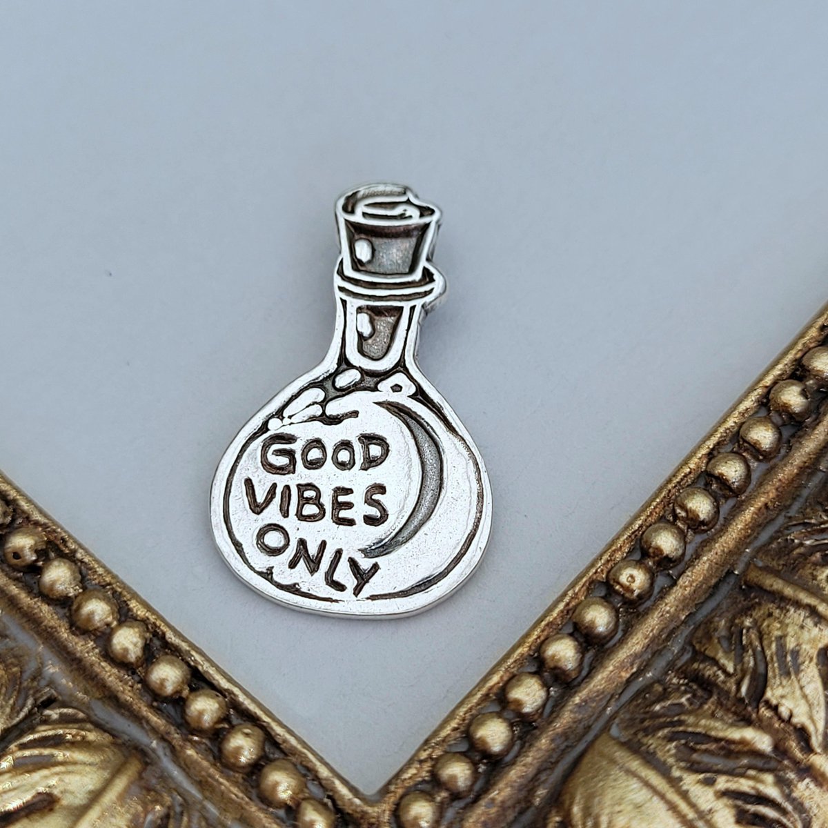 animoART's tweet image. Sofort Versand %, Kettenanhänger Flasche GOOD VIBES ONLY aus recyceltem 925er Silber, handgefertigt in Deutschland 
Anhänger GOOD VIBES ONLY
Eine Flasche voll mit guter Laune und posivier Energie!
Handgefertigt aus recyceltem 925er Sterlingsilber

«« DETAILS »»

- » Kett...