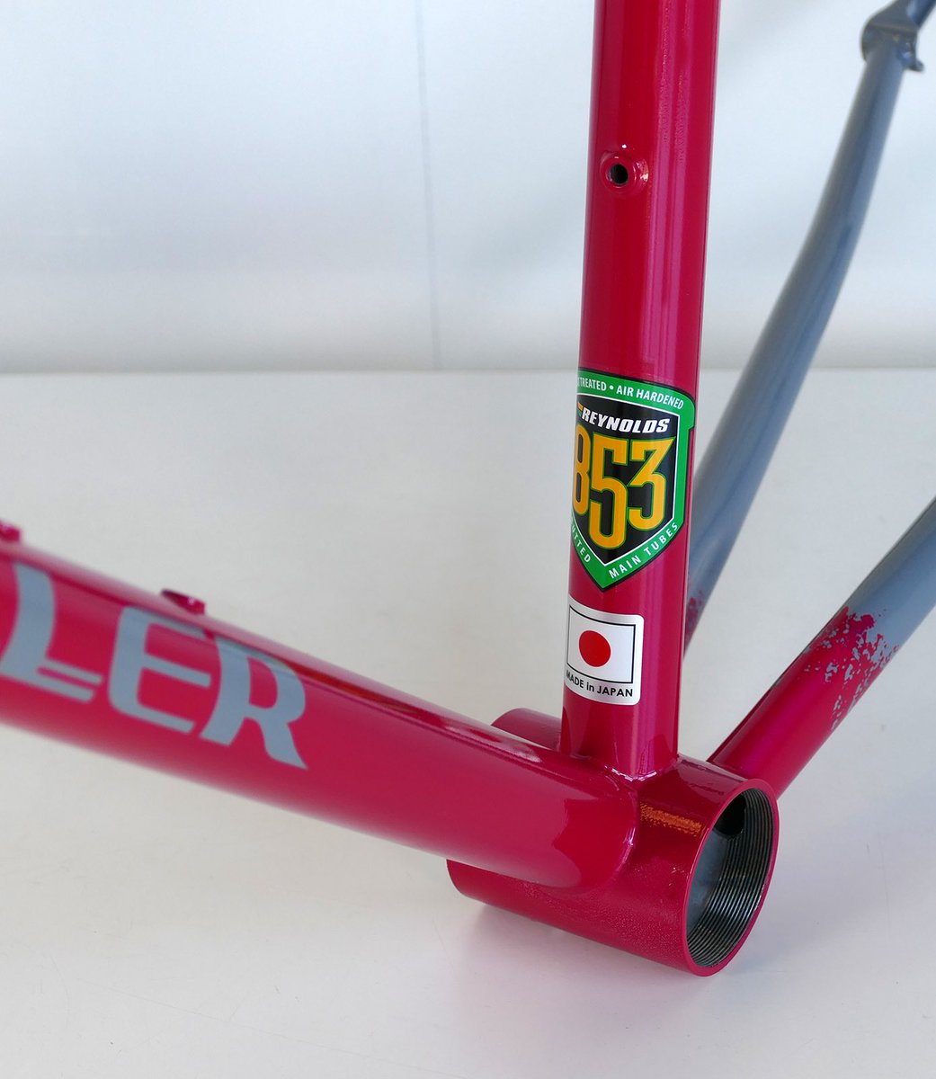 MULLERjapan's tweet photo. 好きな色❤️🩶でクロモリフレームを着飾る。
バイクに乗ると言うことは、自分のスタイルも自分で決めると言うこと。
いくら自分がカッコ良くても、バイクがついて行かなかったら、台無しだ。
どんなバイクにしたいのか聞かせて欲しい。
#newmodel
#mt853
#reynolds853
#manganesemolybdenum https://t.co/601W9cYW9E