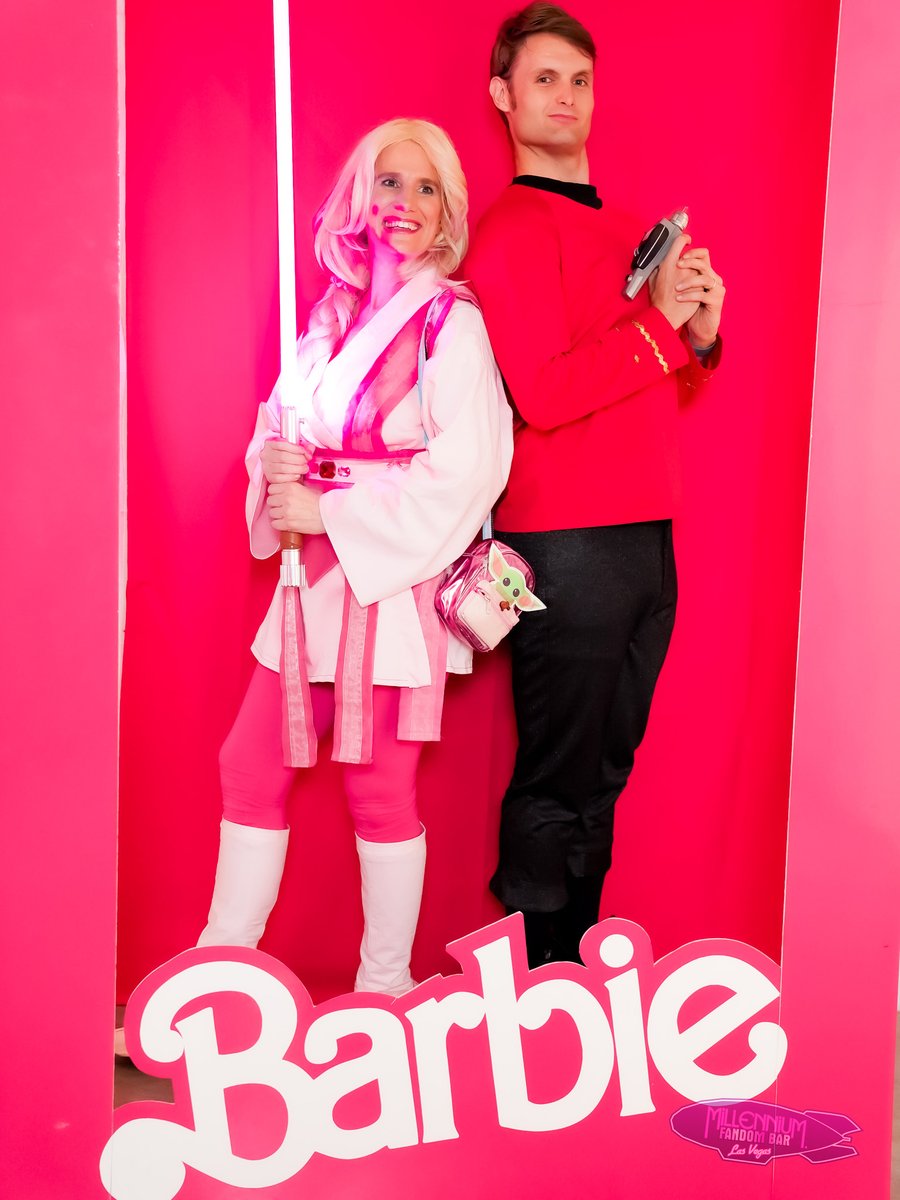 FandomBarLV's tweet photo. https://t.co/Tk2qXwiMLU #MFBLV #Fandom #FandomBar #FandomBarVegas #FandomCocktails #Cosplay #CosplayBar #VegasCosplay #LasVegas #MillenniumFandomBar #FandomLifestyle #CosplaysAndCocktails #Geeks #Nerds #Mattel #Dolls #Barbiedoll #Barbiegirl #Barbiestyle #pink #Ken #Barbie📷 https://t.co/ZRRtfBd3CG