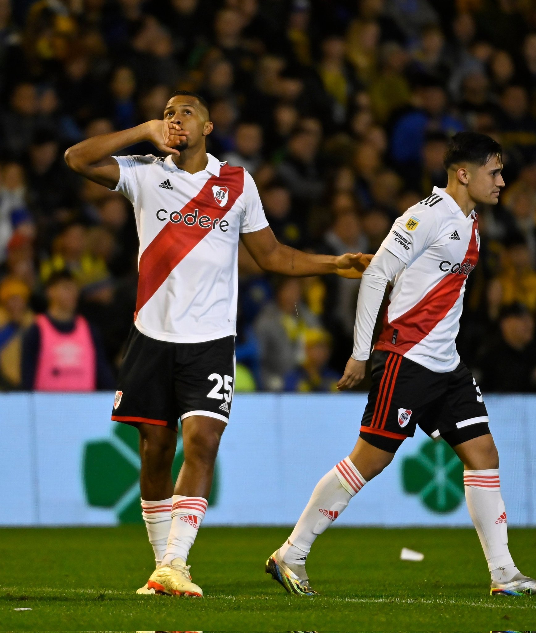 Politica en River on X Curiosidad River esta jugando con los shorts suplentes correspondientes a la remera negra. https t IDicVKb9Rn X