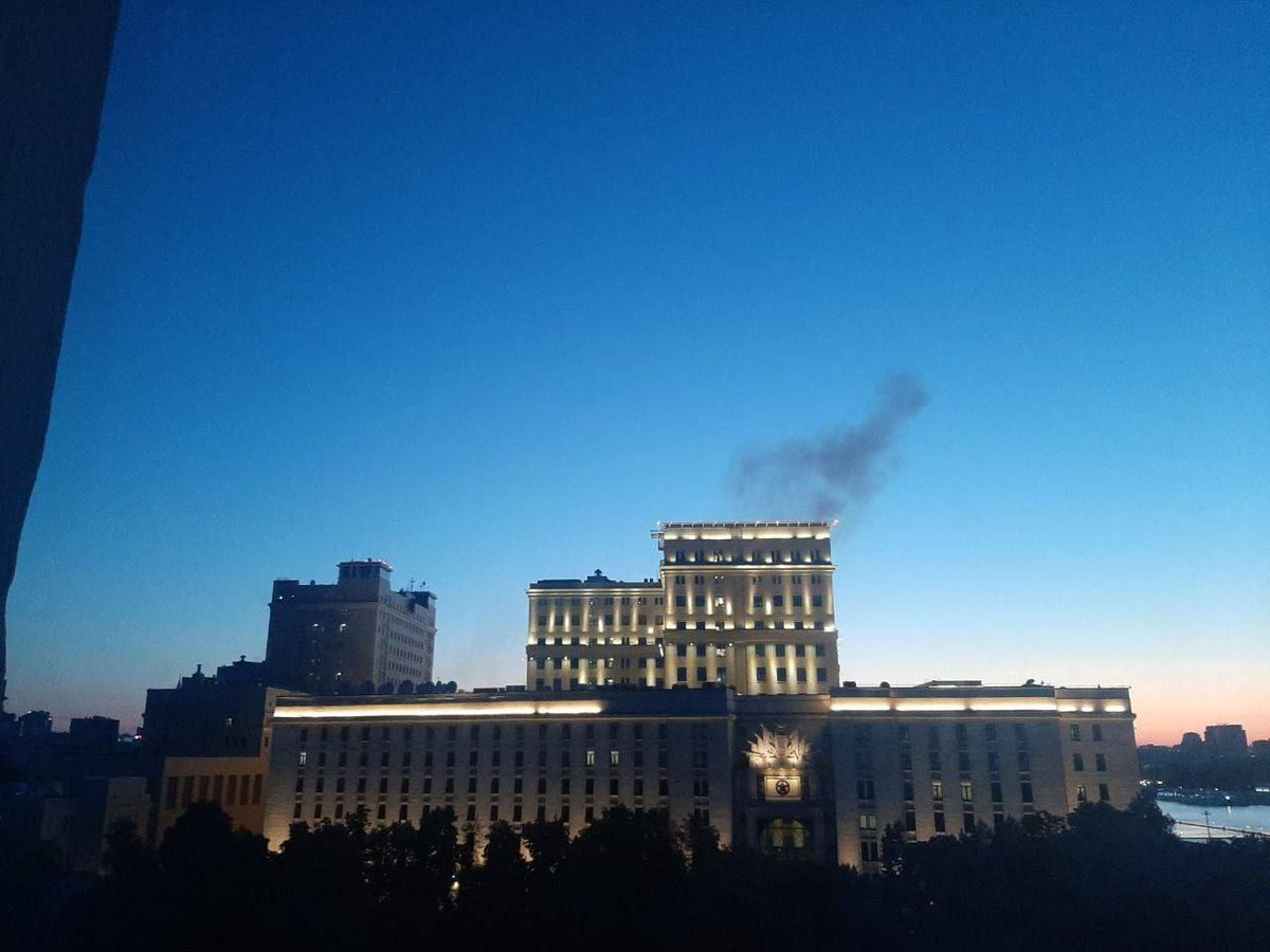 #Ukraine tried to #strike drones at the building of the  #MinistryofDefense in #Moscow, Russian #airdefense system hit an #drone

#UkraineRussiaWar  #BreakingNews #Russia #UkraineWar