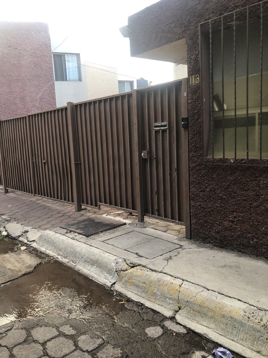 LetiBecerril's tweet photo. Buenas noches, @cea_qro @qromunicipio espero nos puedan apoyar hay una fuga de agua en la calle, la dirección es Ing. Miguel Ángel Salgado , frente al número 113 ,en la Colonia Quintas del Marqués https://t.co/m9kTi2VYyN