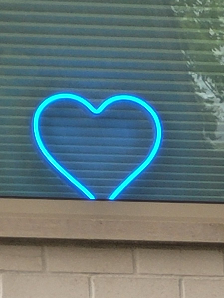 Motherhector's tweet photo. Hey #toronto #humewood
Is there a specific meaning behind all the ❤️ in people's windows? Or just a thing? https://t.co/7mPEYvFILa