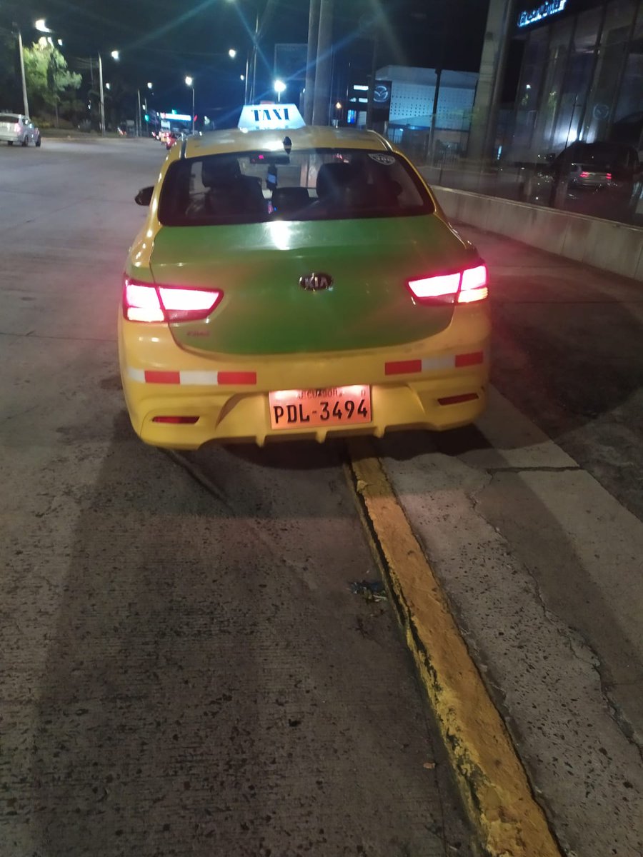 BMotion21's tweet photo. Hace pocos minutos un compañero ciclista fui víctima de la imprudencia de un taxista que pasándose el semáforo, lo chocó, dañó por completo el tensor de su bici y se dio a la fuga. Solicitamos a las autoridades tomar acción ante estos hechos. @AMT_Quito @silvanavallejo @pabelml https://t.co/aspmWqbGgY