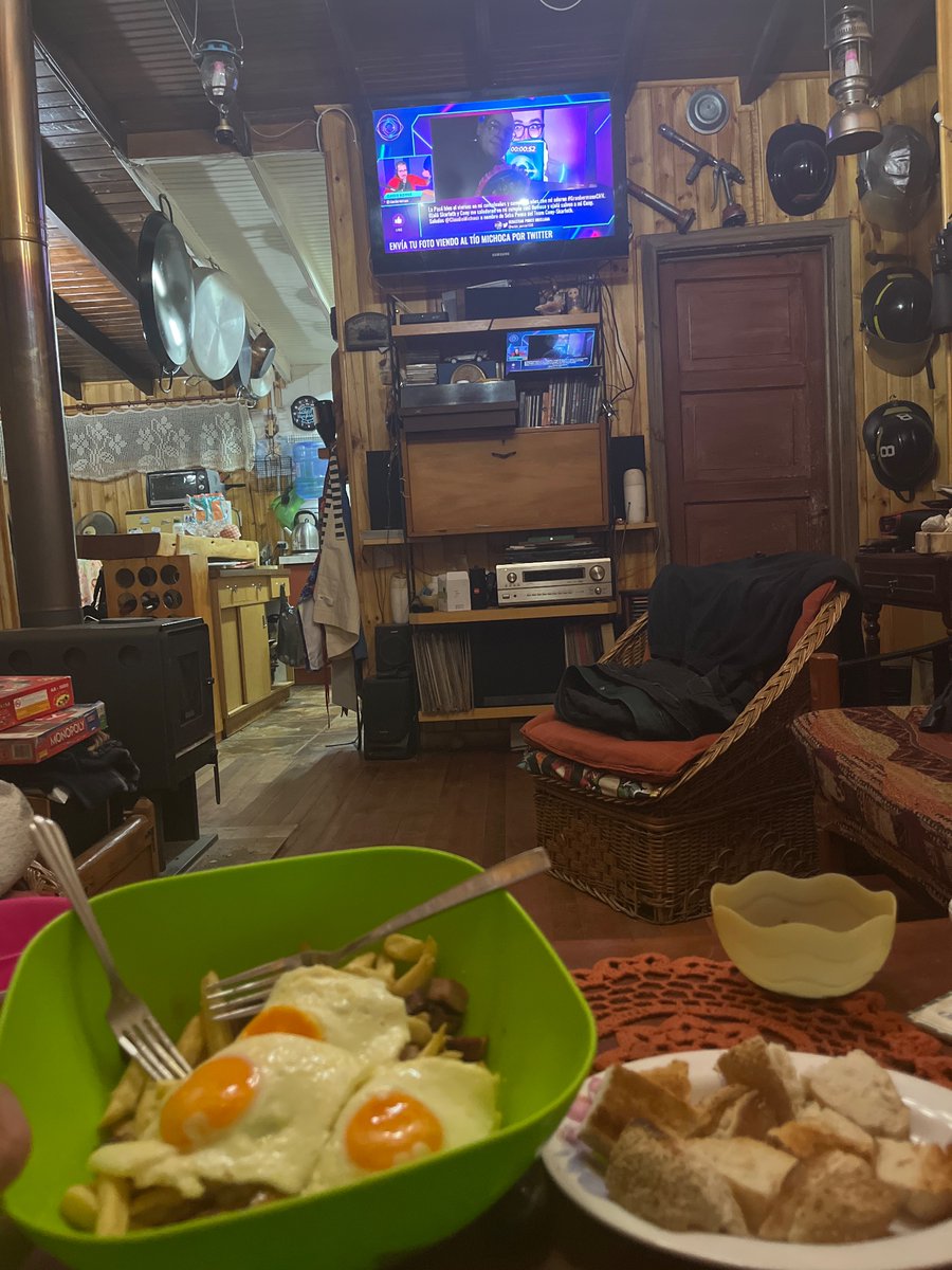 Esperando que empiece #GranHermanoCHV con el crack del tio <a href="/ClaudioMichaux/">Claudio Michaux</a> , con una chorrillana casera. Desde El Tabo. #TeamLulos